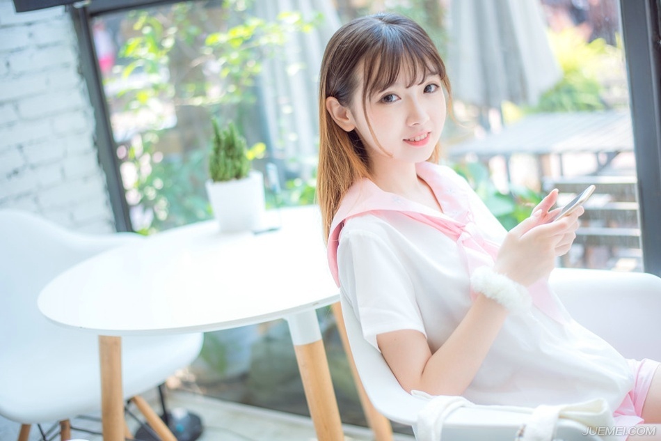 “见过孟达将军。”房间里，哪里有什么刘璋和刘璝夫人的影子，却见一男一女两人见到孟达之后，站起身来，抱了抱拳：“不知事情如何？”